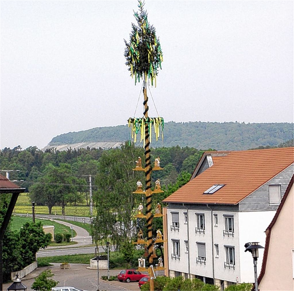 Der schmucke Ötisheimer Maibaum.