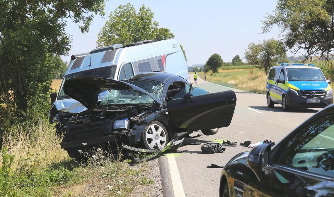 Der schwarze Audi kommt nach der Kollision mit dem Wohnmobil schwer beschädigt zum Stehen. Foto: Schüller