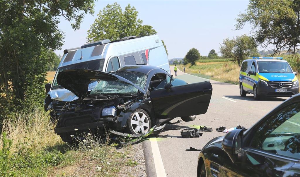 Der schwarze Audi kommt nach der Kollision mit dem Wohnmobil schwer beschädigt zum Stehen. Foto: Schüller
