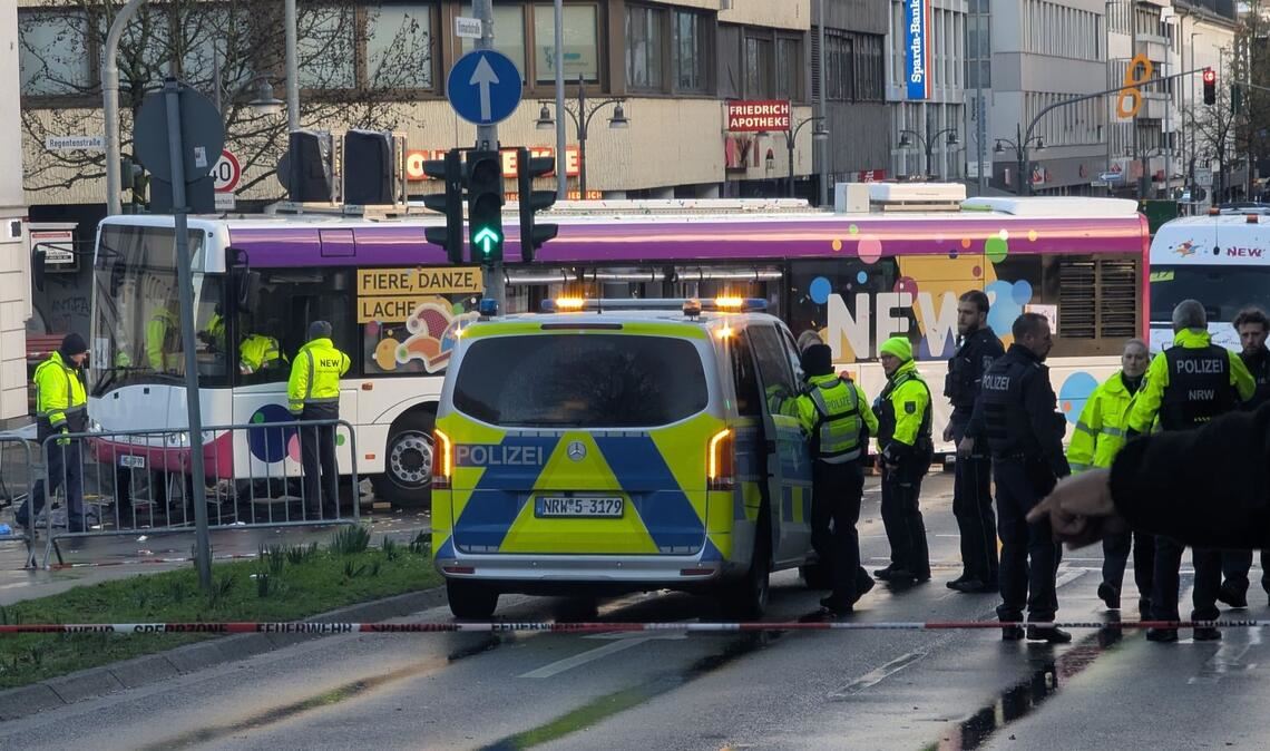 Der schwere Unfall passierte beim Mönchengladbacher Veilchendienstagszug.