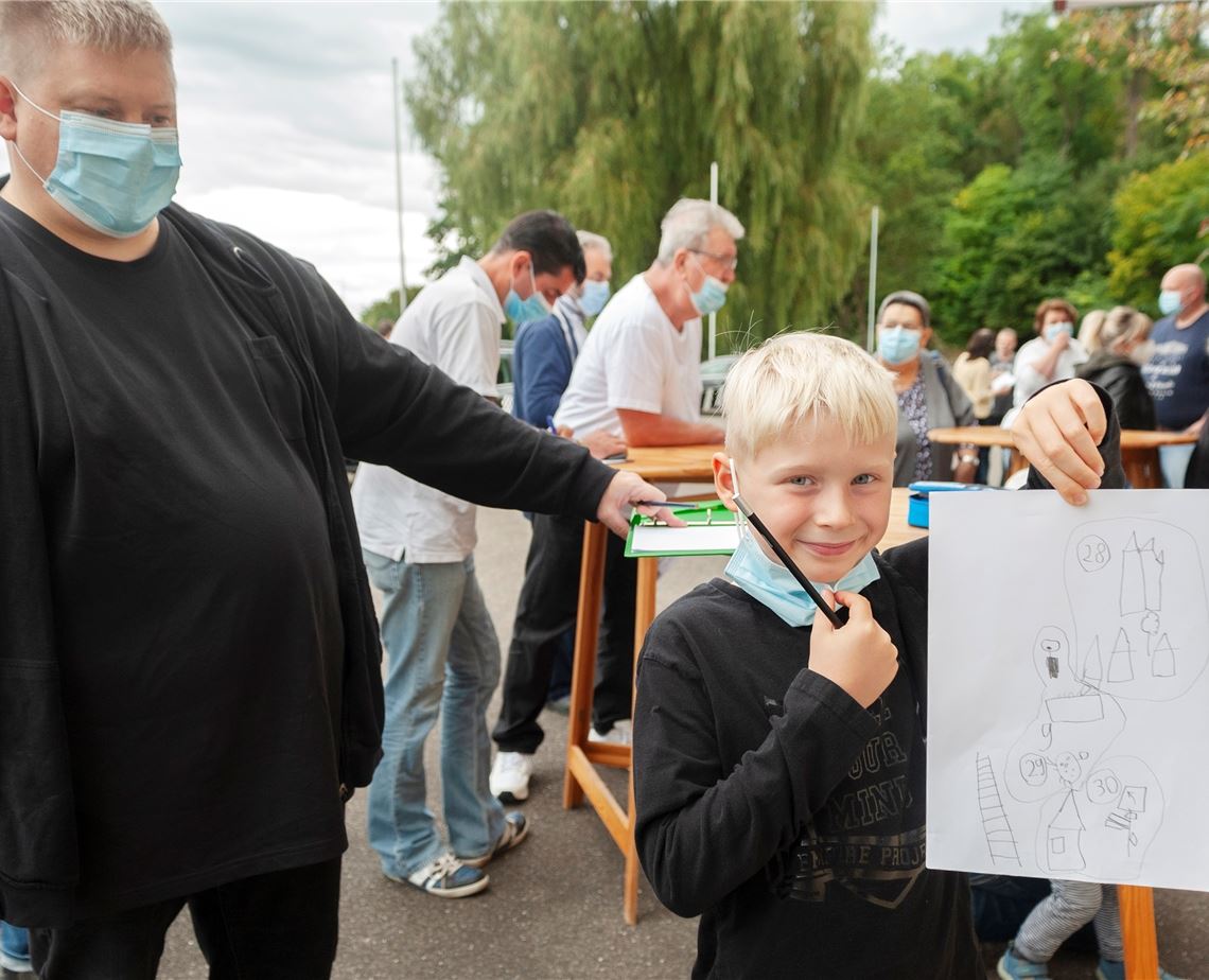 Bildersuchfahrt begeistert Teilnehmer Der siebenjährige Raik Puscher, der mit seinem Vater an der Bildersuchfahrt der RKV Lomersheim teilnimmt, skizziert die Strecke. Foto: Fotomoment