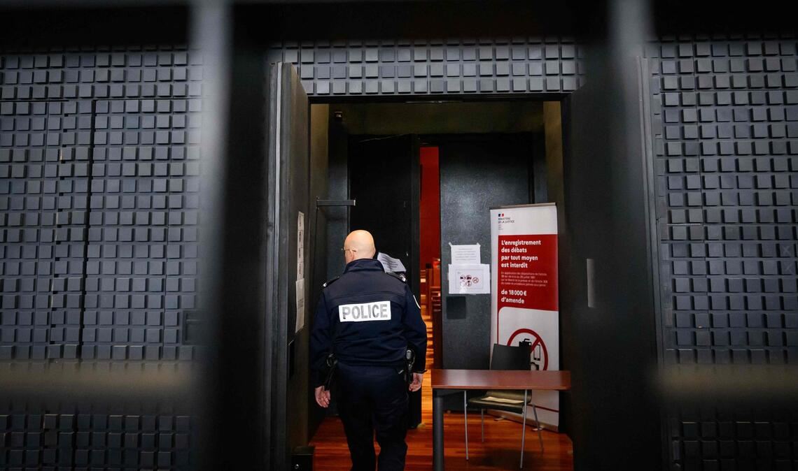 Der sogenannte Maskenmann hat vor Gericht in Frankreich bestritten, den kleinen Jonathan getötet zu haben.