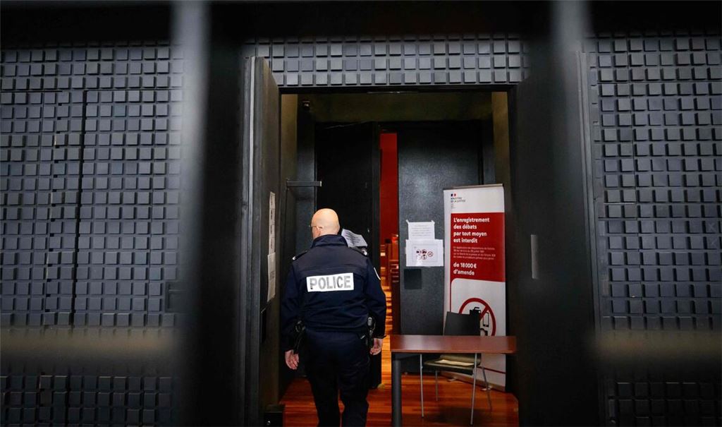 Der sogenannte Maskenmann hat vor Gericht in Frankreich bestritten, den kleinen Jonathan getötet zu haben.