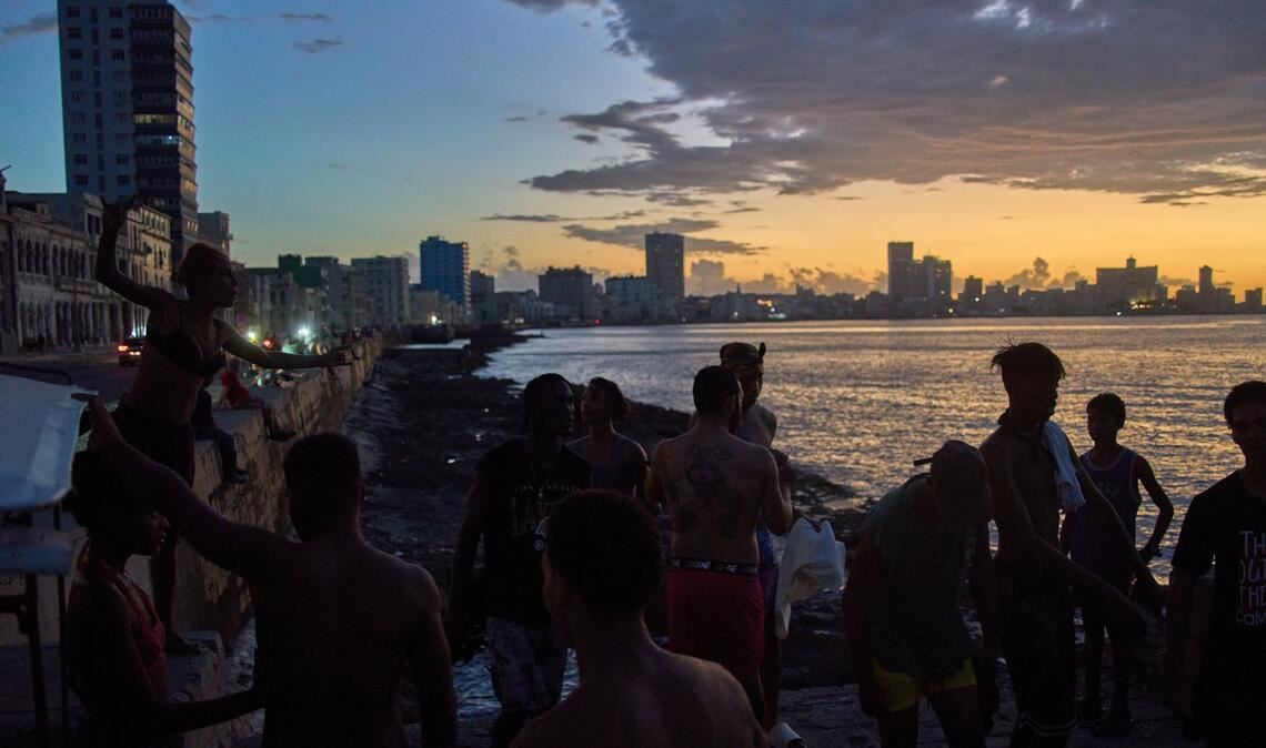 Der sozialistische Inselstaat steckt in einer schweren Wirtschaftskrise.