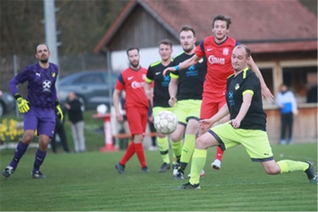 Der spätere Lienzinger Torschütze Sascha Wagner (vorne) wirft sich bei einem Eckball der Gäste aus Ötisheim in den Ball und verteidigt ihn vor Kevin Bayer.Foto: Huber