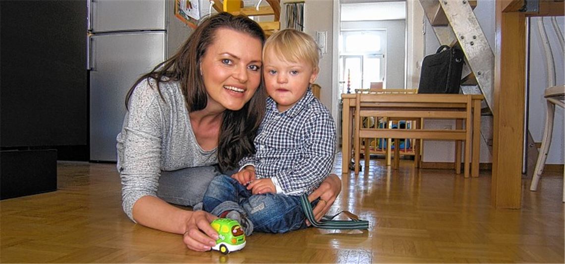 Der sprechende Bus hat es dem zweijährigen Matteo Klinkert besonders angetan. Mutter Alexandra Klinkert freut sich über die Fortschritte ihres Jüngsten.