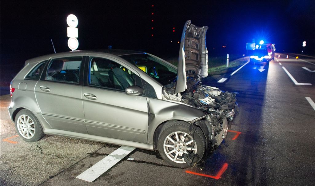 Der stark beschädigte Mercedes, der auf die Bundesstraße 10 einbiegen wollte. Foto: Fotomoment