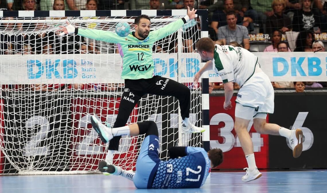 Der starke TVB-Keeper Mohamed El-Tayar (TVB) pariert den Wurf von Wetzlar Spielmacher Dominik Mappes.