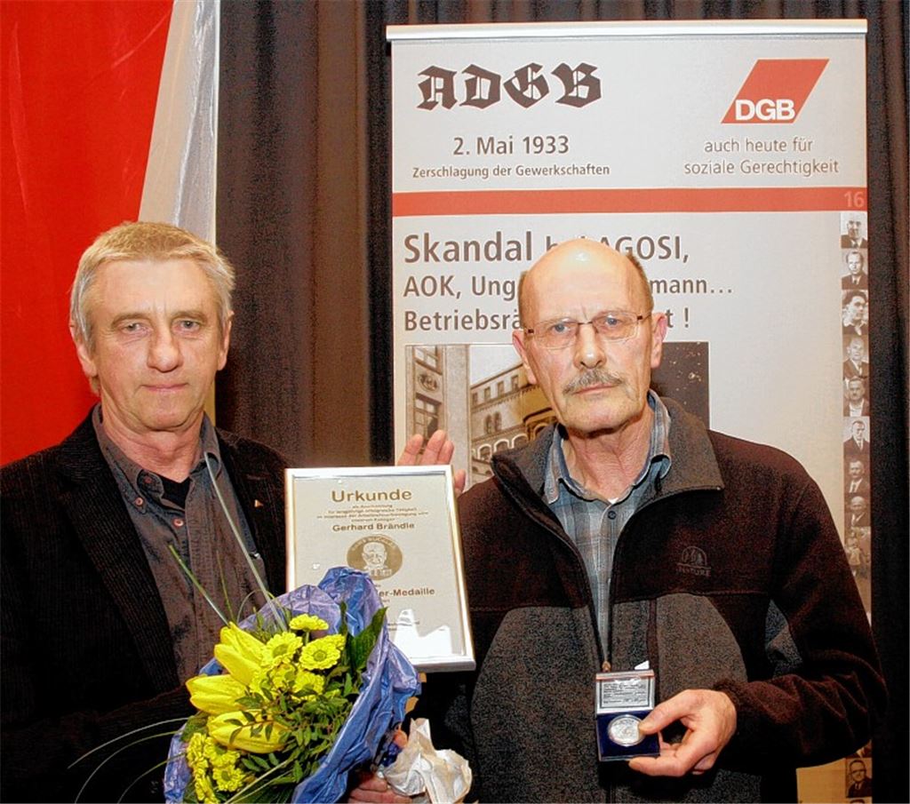 Der stellvertretende DGB-Kreisvorsitzende Wolf-Dieter Glaser überreicht Gerhard Brändle die Hans-Böckler-Medaille.