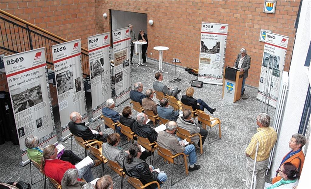 Der stellvertretende DGB-Kreisvorsitzende Wolf-Dietrich Glaser eröffnet die Ausstellung im Mühlacker Rathaus. Weitere Redner sind Oberbürgermeister Frank Schneider, Gerhard Brändle und Jürgen Schroth. Musikalisch umrahmen Martin Flasch und Milan Kopriva die Veranstaltung.