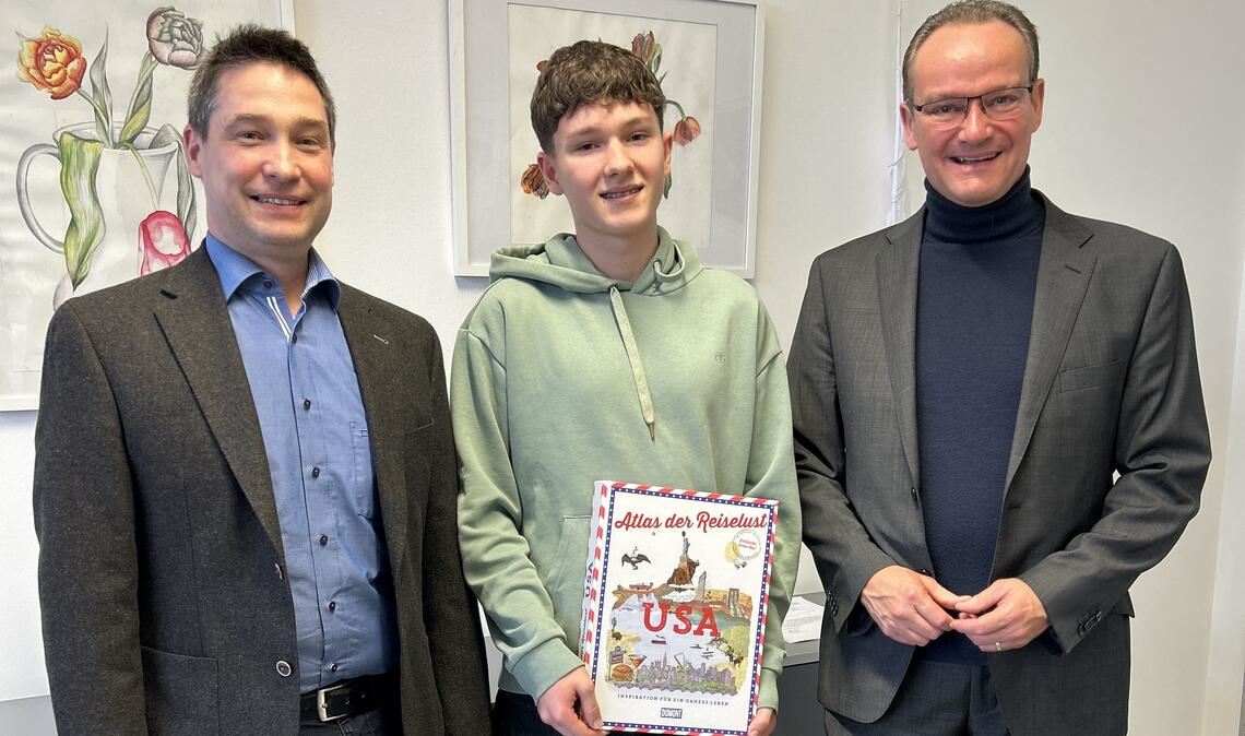 Der stellvertretende Schulleiter Marc Rudolf (v.li.), Jonathan Schmidtke und Gunther Krichbaum. Foto: privat