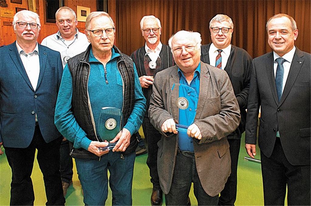 Der stellvertretende Vorsitzende Eberhard Gille (li.) und Vorsitzender Uwe Bolz (re.) ehren Christian Bosse, Willi Micol, Walter Gille, Wilfried Kolacek und Rolf Gille (v. li.). Foto: Fotomoment