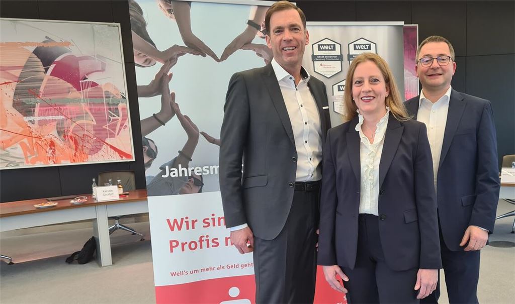 Der stellvertretende Vorstandsvorsitzende Sven Eisele (li.) und die Vorstandsmitglieder Kerstin Gatzlaff und Georg Stickel stellen das Jahresergebnis 2023 der Sparkasse Pforzheim Calw der Presse vor. Foto: Metzbaur