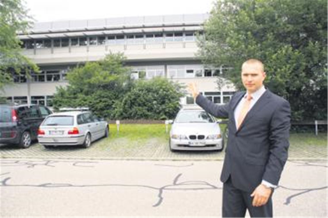 Der stellvertretende Werkleiter Peter Knieknecht zeigt es an: Auf dieser Höhe soll ein Rolltor mit Zugang zum Hauptwerksgebäude entstehen.
Foto: Sadler