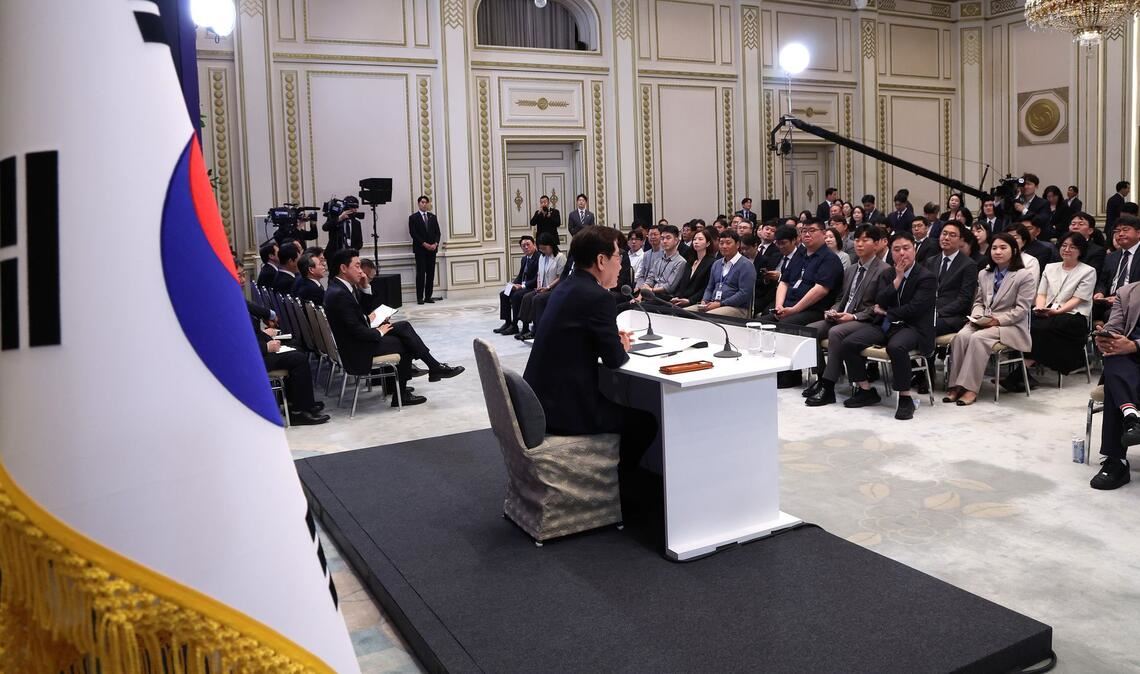 Der südkoreanische Präsident Lee Jae Myung hat zum einjährigen Amtsantritt eine knapp dreistündige Pressekonferenz gegeben.