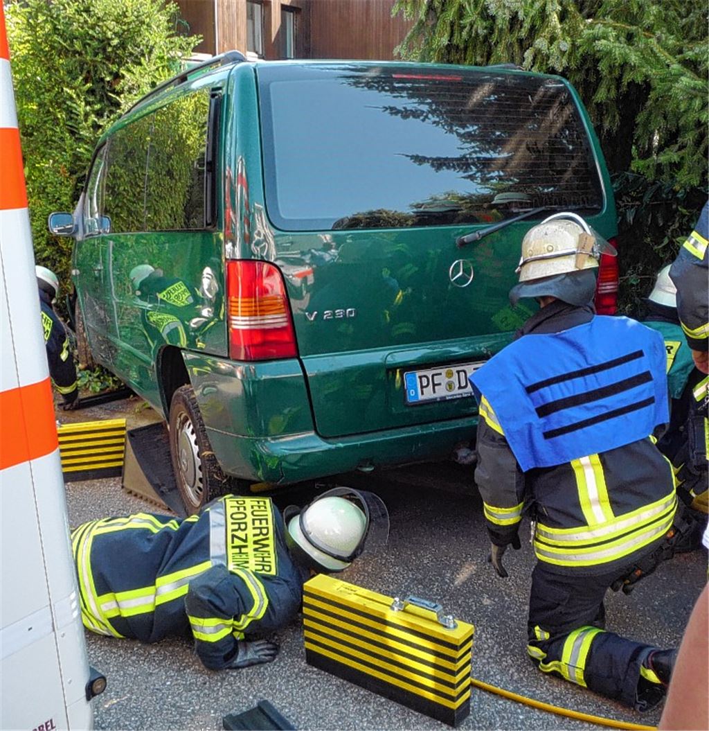Der tödlich verunglückte Mann ist von seinem Wagen mitgeschleift worden.Foto: Feuerwehrleitstelle