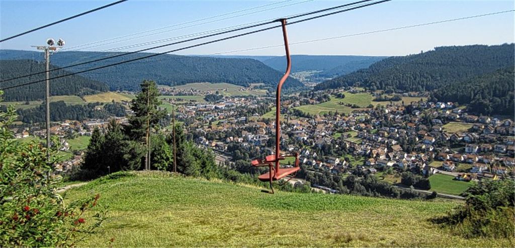 Der traumhafte Ausblick von der Glasmännlehütte auf Baiersbronn ist die Belohnung nach einer 14,5 Kilometer langen Wanderung.Fotos/Grafik: Kuhnle