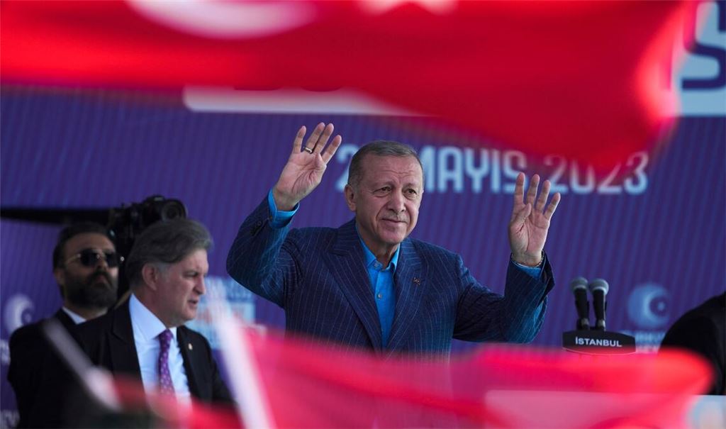 Der türkische Präsident Erdogan ist nach 20 Jahren an der Macht für weitere fünf Jahre im Amt bestätigt worden.