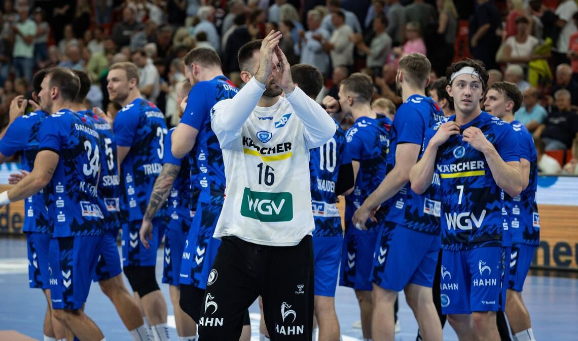 Überraschungspunkt nach bärenstarker Leistung Der überragende TVB-Torwart Miljan Vujovic (Mi.) und seine Mitspieler freuen sich über den Punkt in Flensburg.