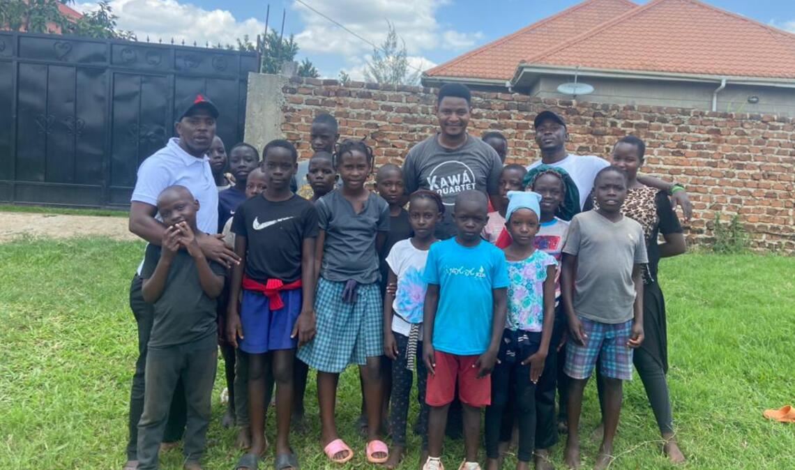 Der ugandische Kinderchor Mmunye Children Choir darf als einzige afrikanische Gruppe zum Weltkindertheaterfest im Juni nach Lingen reisen. Foto: privat