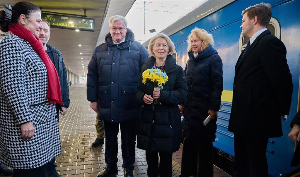 Der ukrainische Außenminister Andriy Sybiga (Bildmitte) begrüßt Ursula von der Leyen am Bahnhof in Kiew. Doch die EU-Kommissionschefin kommt mit schlechten Nachrichten.