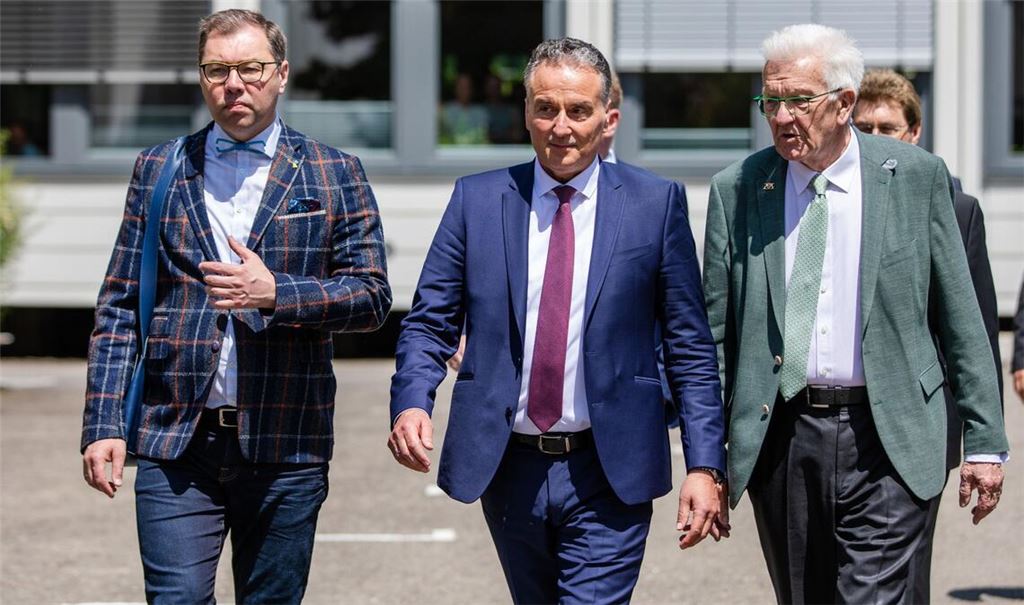 Der ukrainische Botschafter Oleksii Makeiev (l.), Winfried Kretschmann (m.),  und Helmut Rauch, Vorstandsvorsitzender von Diehl Defence.