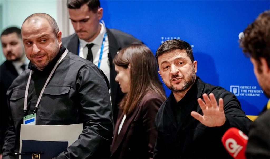 Der ukrainische Präsident Wolodymyr Selenskyj erklärt, dass die Friedensgespräche mit Russland unter US-Vermittlung wegen des Iran-Kriegs vertagt seien. (Archivbild)