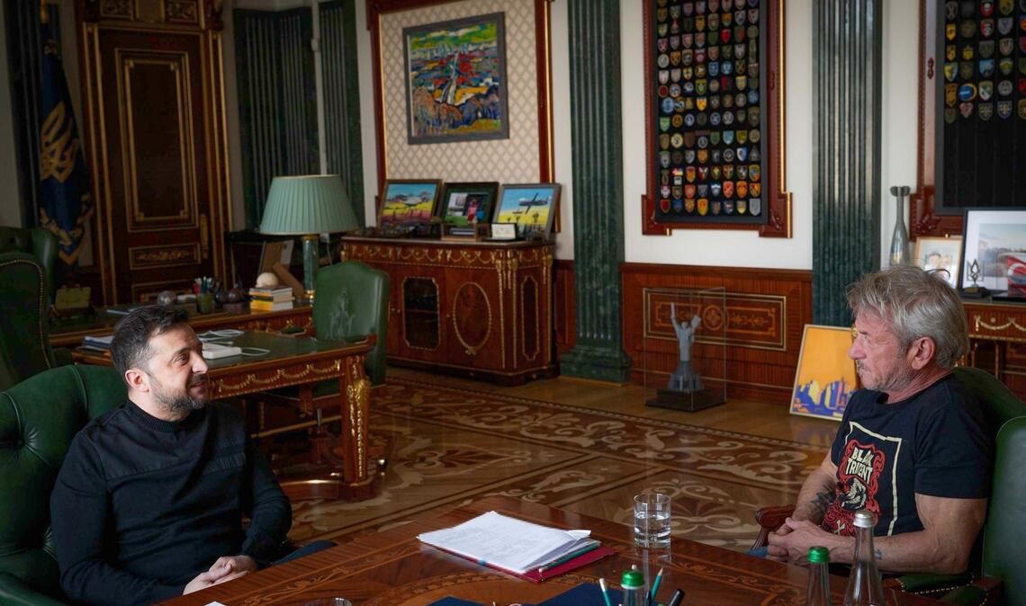 Der ukrainische Präsident Wolodymyr Selenskyj (l) sitzt in Kiew zusammen mit dem US-amerikanischen Schauspieler und Regisseur Sean Penn.