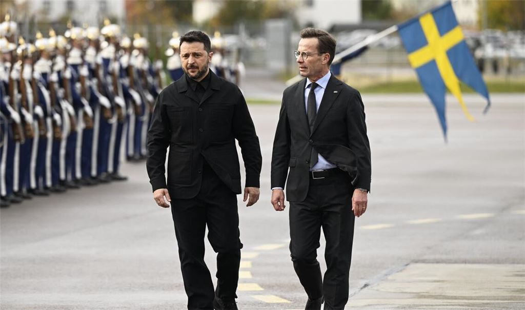 Der ukrainische Präsident Wolodymyr Selenskyj (links) wurde am Mittwoch von Regierungschef Ulf Kristersson (rechts) in Linköping begrüßt.