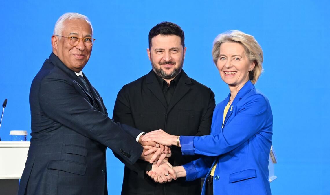 Der ukrainische Präsident Wolodymyr Selenskyj (mitte), EU-Kommissionspräsidentin Ursula von der Leyen und EU-Ratspräsident António Costa sehen die Ukraine auf dem Weg in die EU – doch die Hürden sind noch hoch..