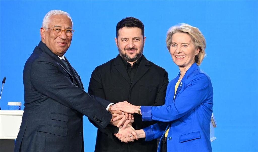 Der ukrainische Präsident Wolodymyr Selenskyj (mitte), EU-Kommissionspräsidentin Ursula von der Leyen und EU-Ratspräsident António Costa sehen die Ukraine auf dem Weg in die EU – doch die Hürden sind noch hoch..