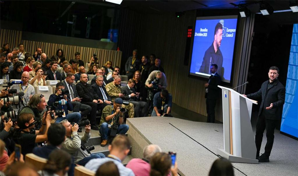 Der ukrainische Präsident Wolodymyr Selenskyj sagte beim Gipfel in Brüssel, sein Land benötige die Kredite bereits im kommenden Jahr.