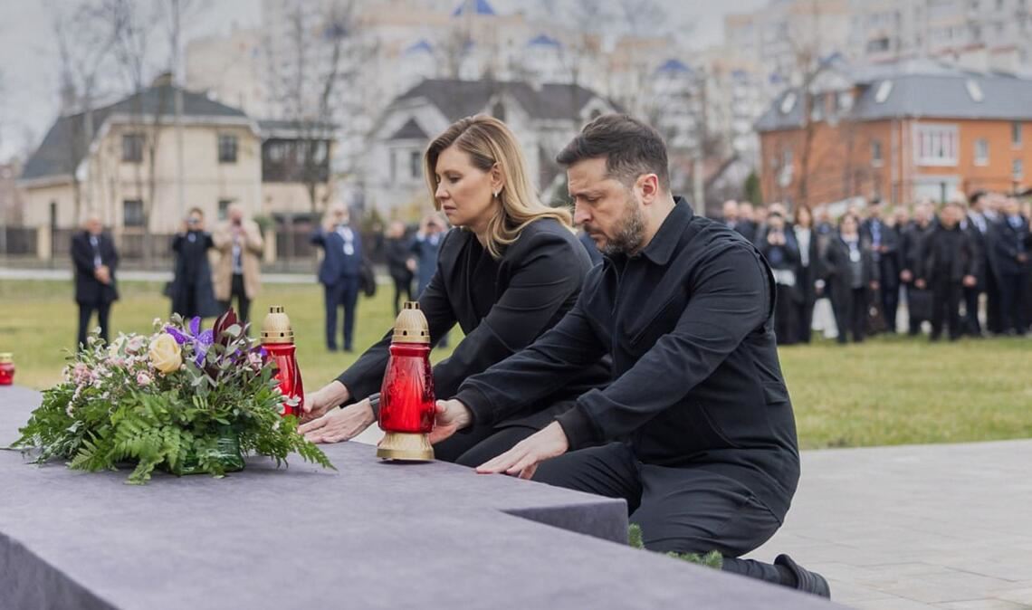 Der ukrainische Präsident Wolodymyr Selenskyj und seines Frau Olena gedenken der Opfer russischer Massaker in der Kleinstadt Butscha zu Beginn des Angriffskrieges 2022.