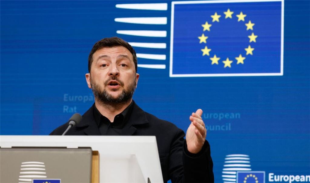 Der ukrainische Staatschef Wolodymyr Selenskyj hat bei einer Pressekonferenz in Brüssel China eine Unterstützung von Russland vorgeworfen.