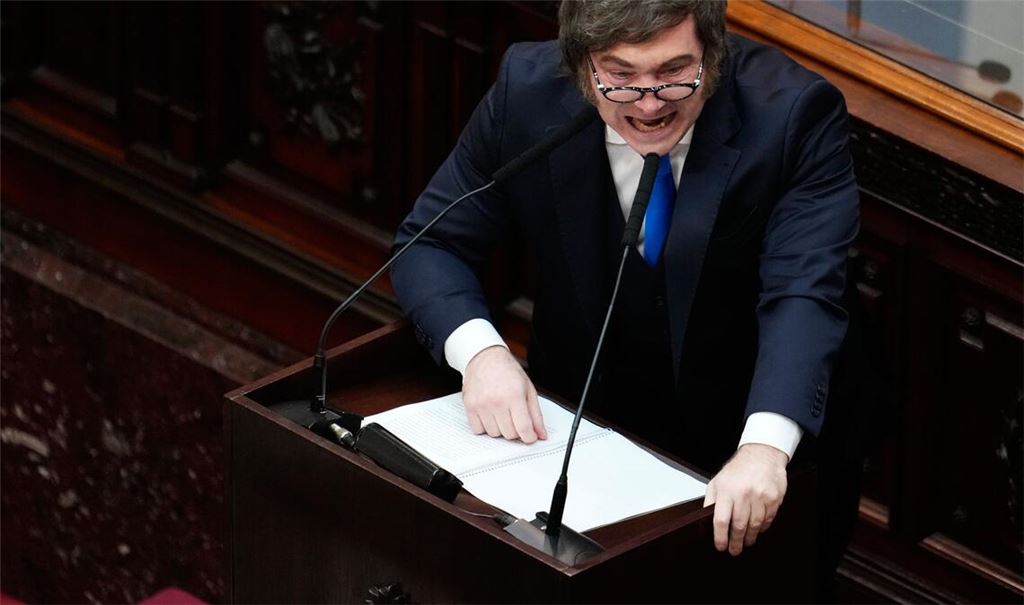 Der ultraliberale Präsident gerät heftig mit oppositionellen Abgeordneten aneinander.