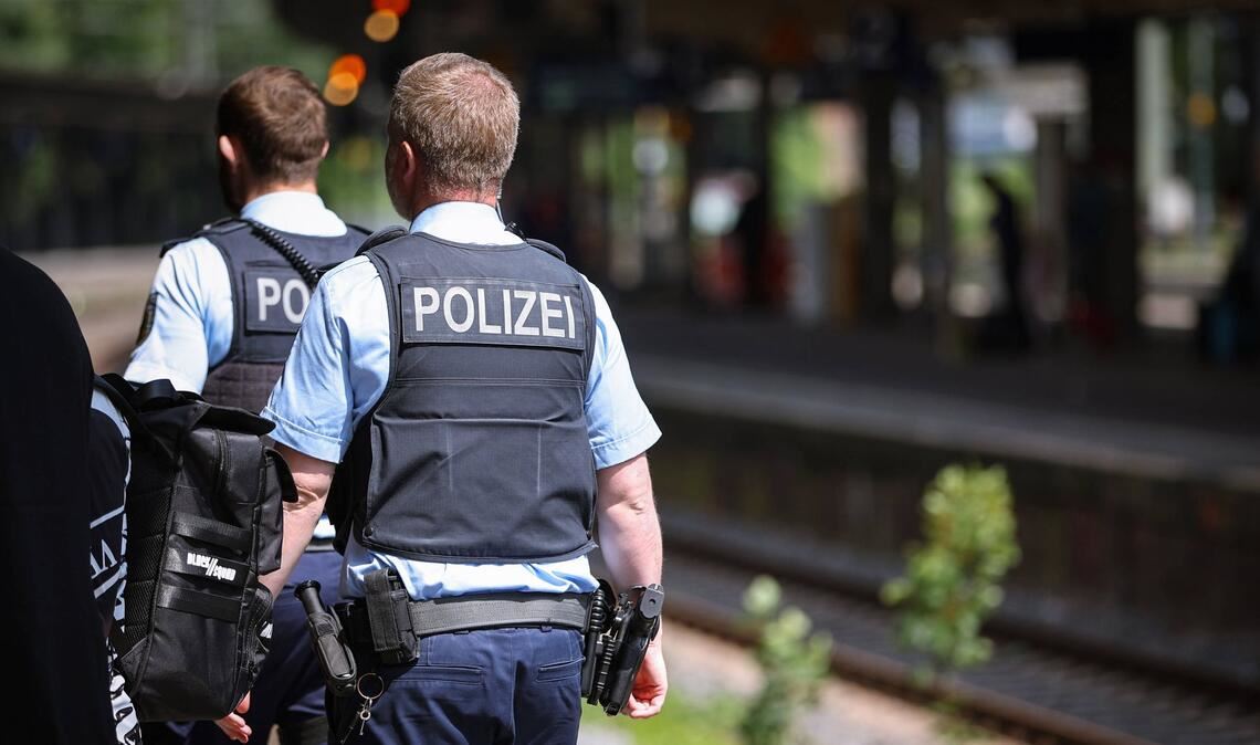 Der unbekannte Angreifer flüchtete nach der Tat, die Polizei sucht Zeugen. (Symbolfoto)