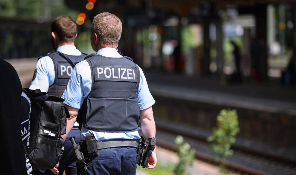 Der unbekannte Angreifer flüchtete nach der Tat, die Polizei sucht Zeugen. (Symbolfoto)