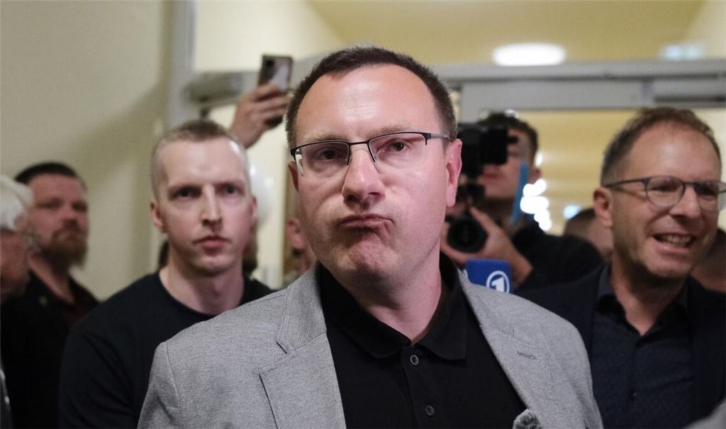Der unterlegene Kandidat von den rechtsextremen "Freien Sachsen" will mit dem Wahlsieger zusammenarbeiten.