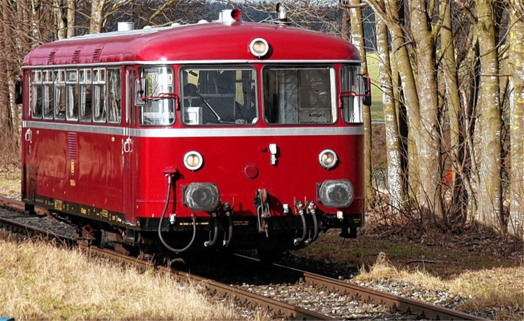 Schienenbus fährt nach Maulbronn