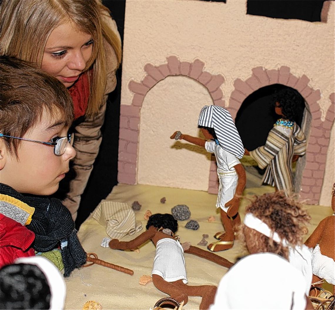 Der vierjährige Caspar Weiss möchte von seiner Begleiterin Nicole Höfner genau wissen, was denn in der hier dargestellten Szene aus Moses Leben passiert. Foto: Recken