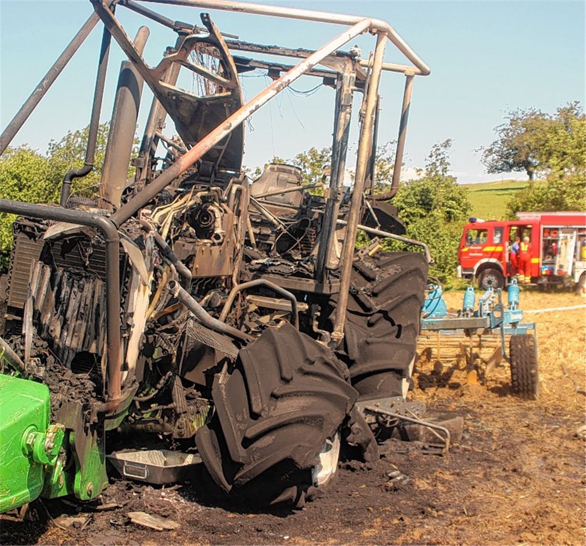 Der völlig ausgebrannte Traktor auf einem Acker in Kieselbronn.