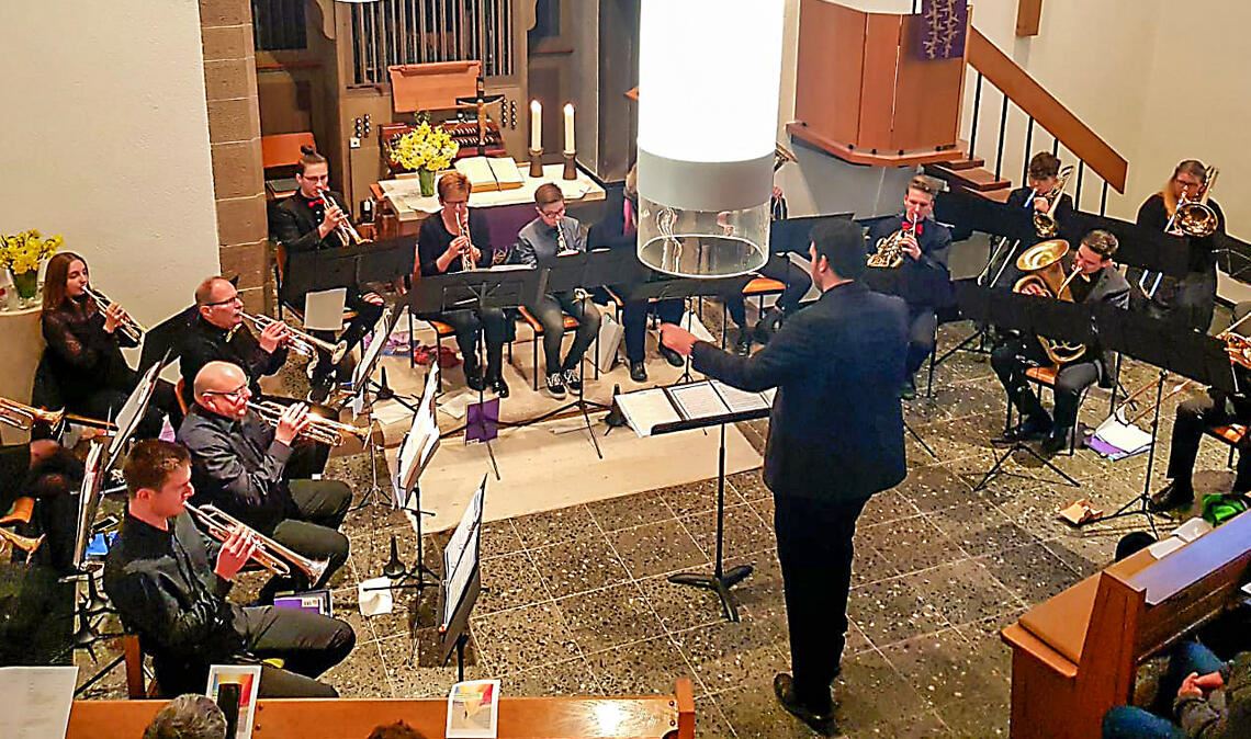 Der von Christian Geltner geleitete Posaunenchor Schmie hat in der vollbesetzten Kirche in Schmie eine Abendmusik gestaltet. Foto: Privat