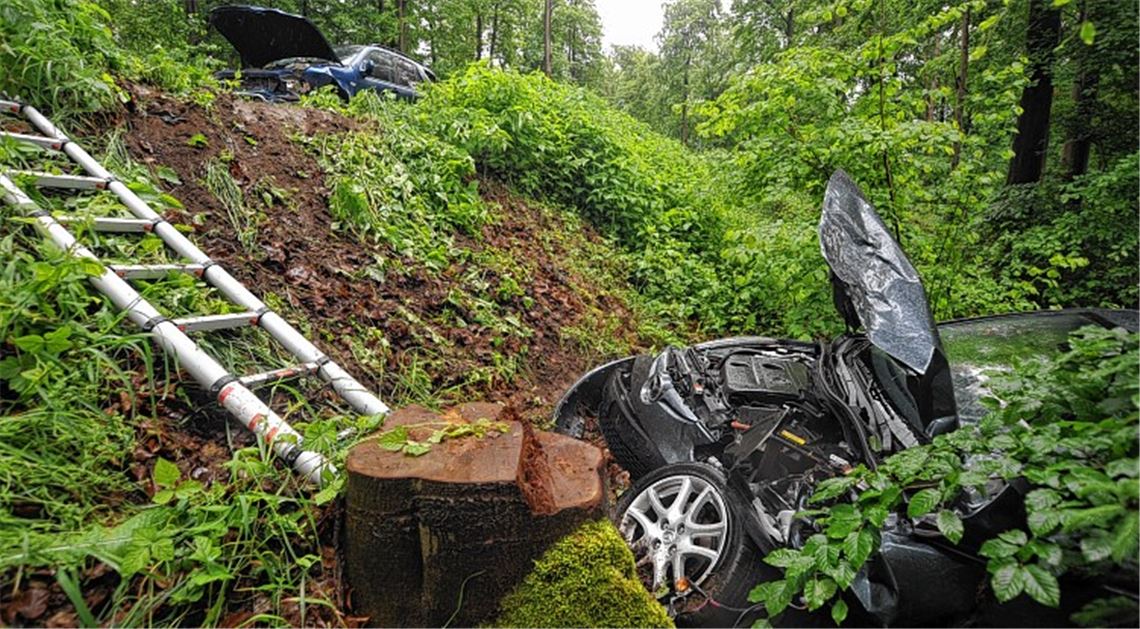 Der von einem Geländewagen gerammte Mazda landet im Wald. Foto: Fotomoment
