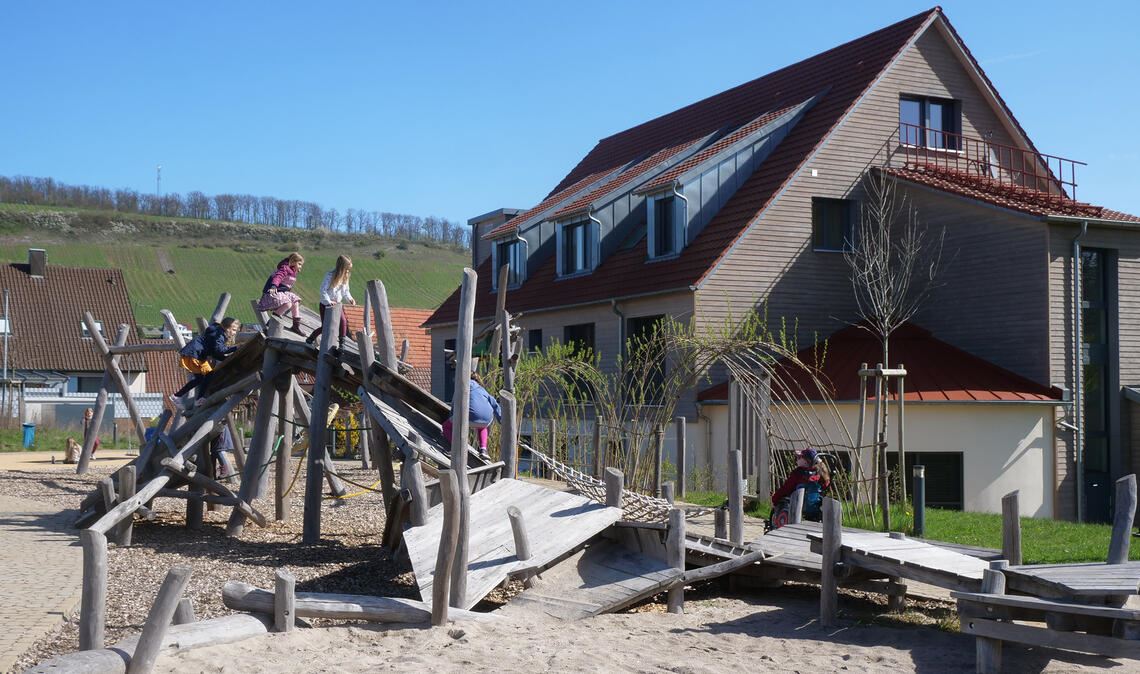 Der vor rund drei Jahren eingeweihte inklusive Spielplatz der Familienherberge Lebensweg ist bei allen Kindern beliebt. Fotos: Friedrich
