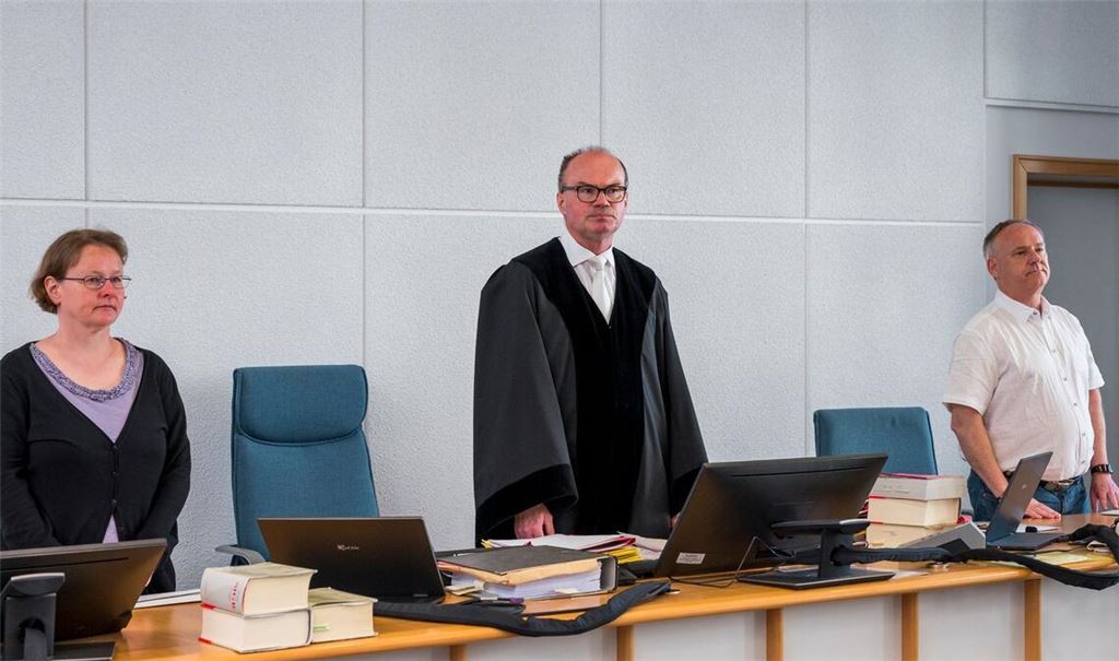 Der vorsitzende Richter am Amtsgericht Bachmann (M.) zu Beginn der Sitzung in Bamberg.