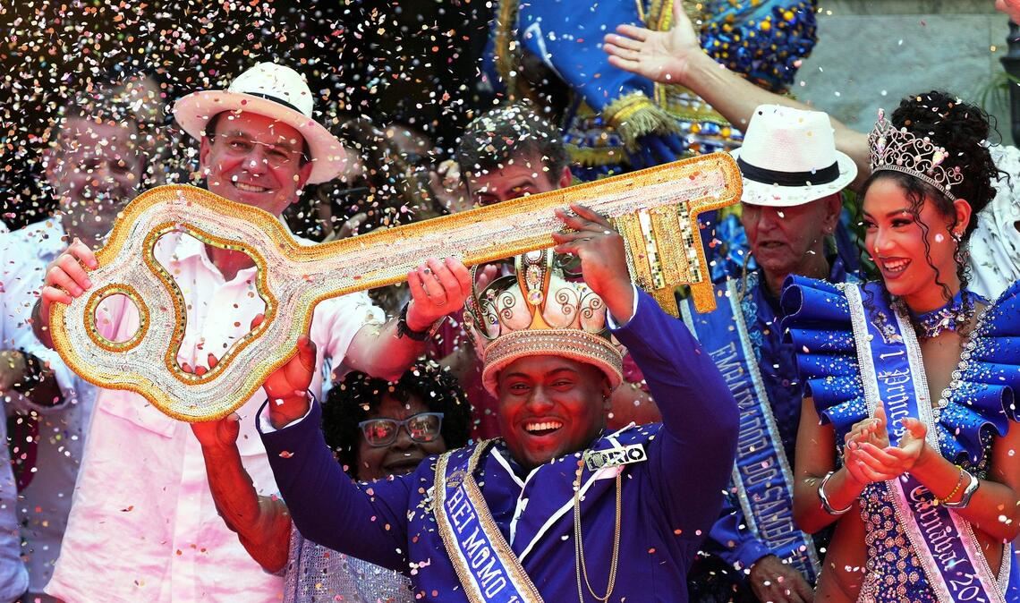 Der weltberühmte Karneval in Brasiliens Millionenmetropole Rio de Janeiro ist offiziell eröffnet.