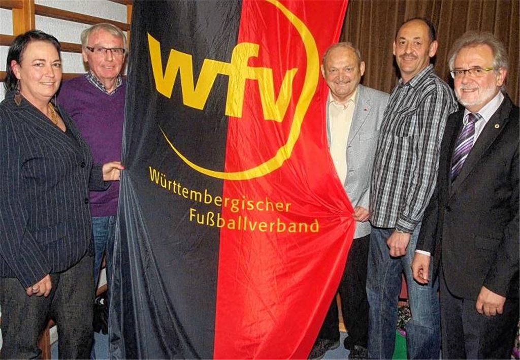 Der wieder gewählte Erste Vorsitzende des Fußballbezirks Enz-Murr Hansjörg Arnold (re.) verabschiedet Reinhard Hälbig vom Bezirks-Sportgericht und Frauenreferentin Jutta Mader, ehrt außerdem Rainer Konrad sowie Ralf Schweiker (v. li.). Foto: Fotomoment