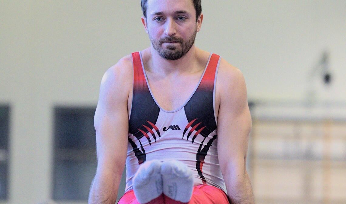 Der wiedergenesene Mehrkämpfer Jörg Planner bei seiner Übung am Barren. Foto: Arendt