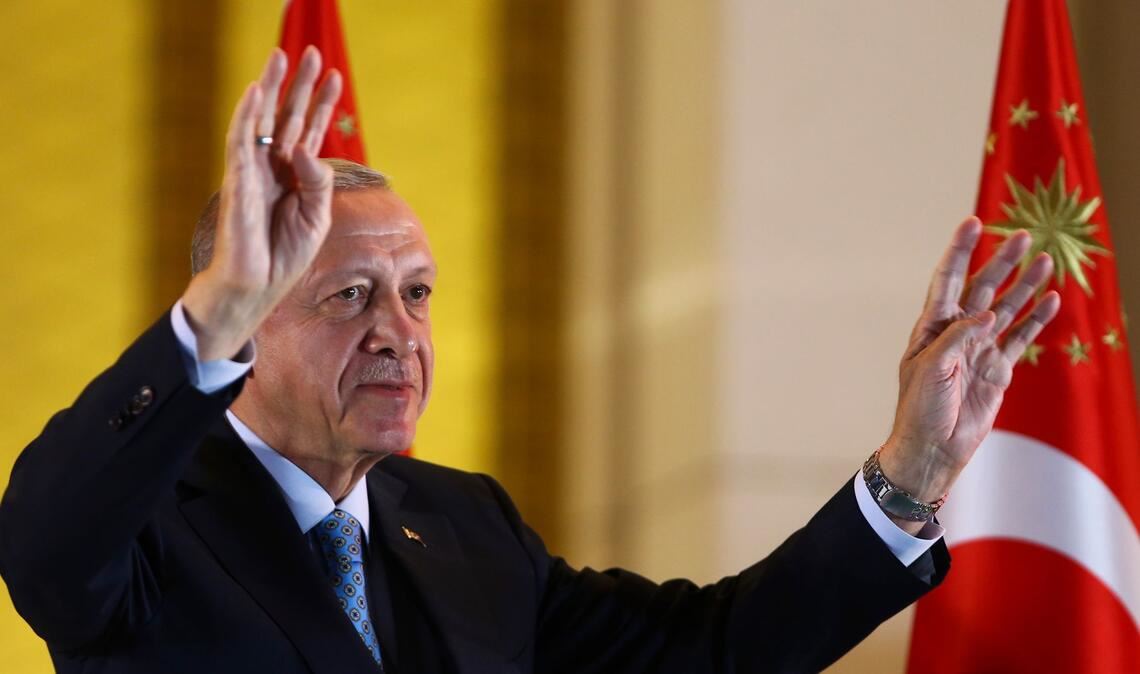 Der wiedergewählte Präsident der Türkei, Recep Tayyip Erdogan, feiert vor Anhängern im Präsidentenpalast in Ankara.