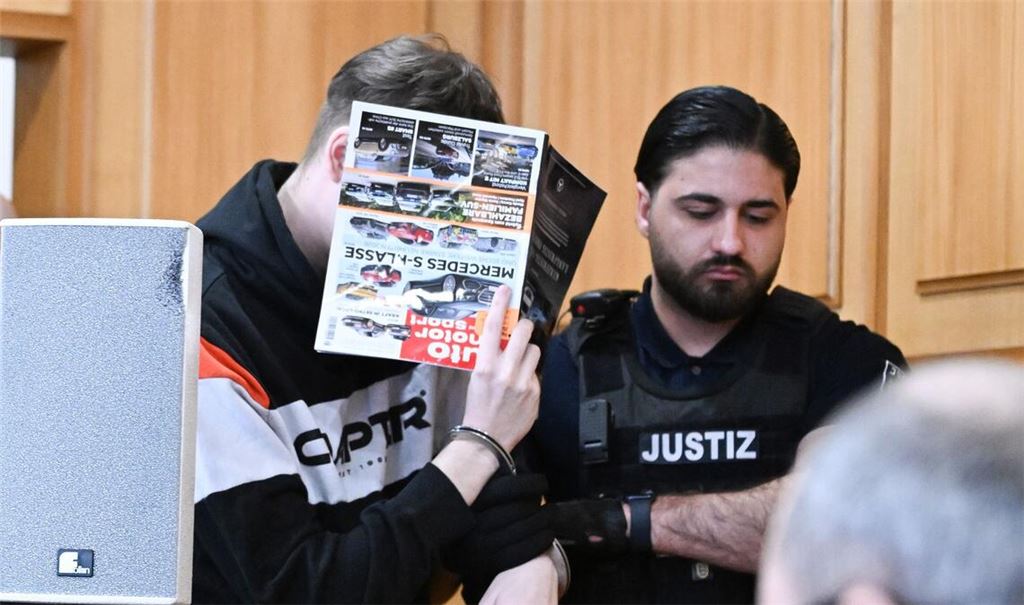 Der zur Tatzeit 18-jährige Angeklagte soll im September 2025 auf dem Parkplatz eines Supermarktes in Niedernhall mit seinem Auto einen 12-jährigen Jungen, der mit dem Fahrrad vorausfuhr, zielgerichtet angefahren haben.